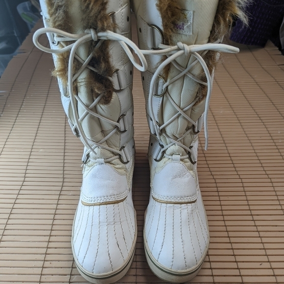 Skechers Skech-tex Waterproof  Womens white Boots Size 8.5M faux coyote fur line - Picture 2 of 11